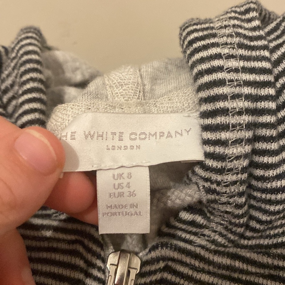 Has a hoodie